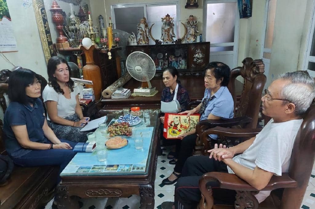 Vietnam in conversazione con alcune vittime dellAgente Arancio con la Onlus locale VAVA