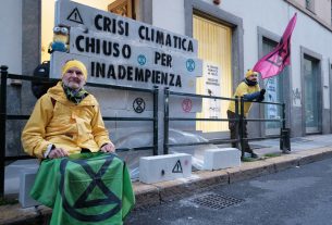“Chiuso per inadempienza”: a Torino Extinction Rebellion mura l’ingresso dell’assessorato all’ambiente