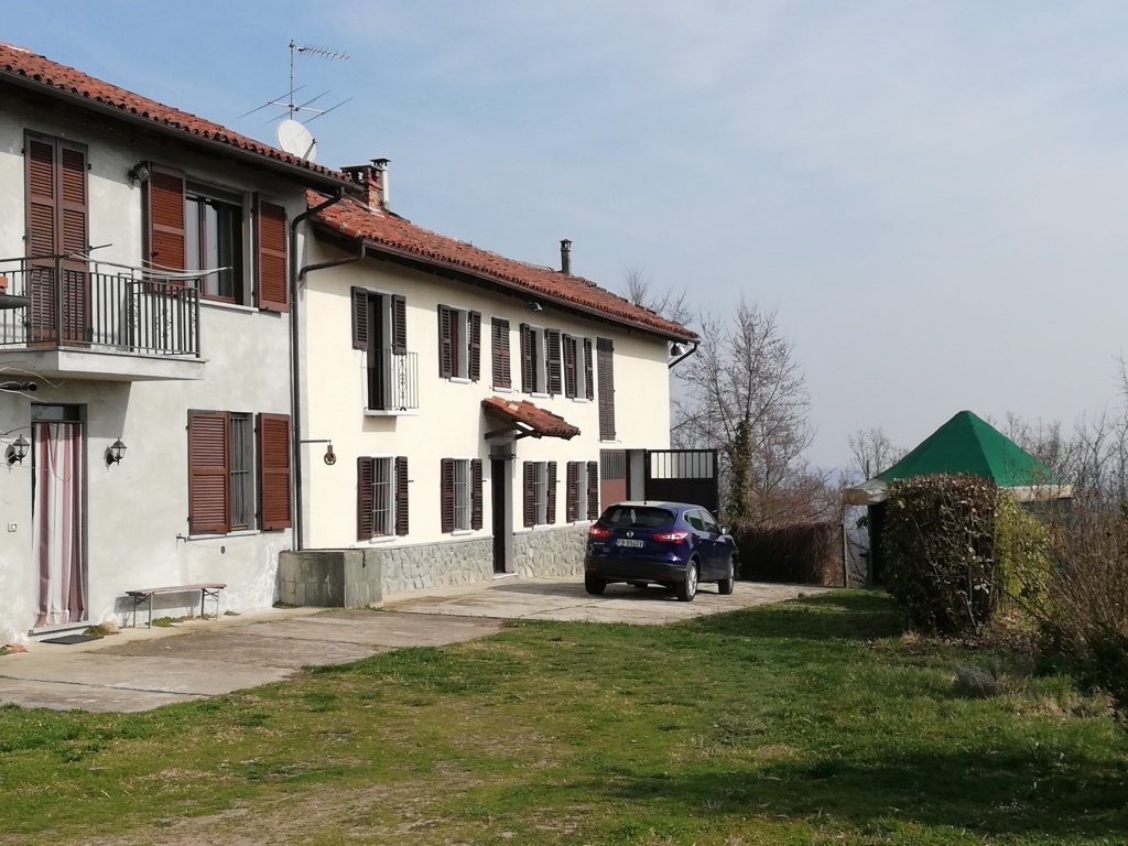 Vendo casale in collina per ritrovare la vera natura
