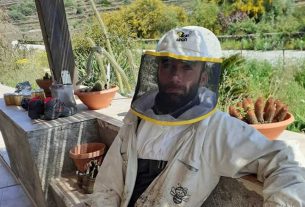 Denny Almanza, l’uomo che sussurrava alle api, oggi è l’unico apicoltore dell’isola di Pantelleria