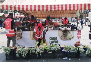 Tonnellate di frutta e verdura salvate: così Torino e Milano combattono lo spreco alimentare nei mercati