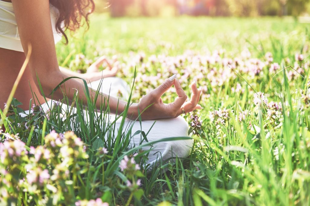 la meditazione yoga in un parco sull erba e una donna sana a riposo