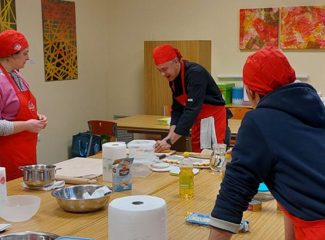 Quando l’inclusione parte dalla cucina: a Novara i giovani con disabilità cognitiva studiano per diventare chef