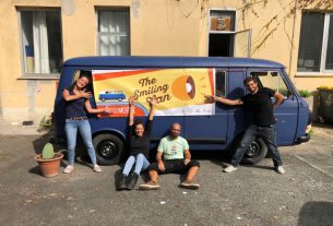 The Smiling Van: il pulmino blu che porta la psicologia di strada tra i giovani