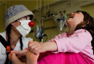 Dottor Sorriso, i clown che curano i piccoli pazienti con la terapia del sorriso