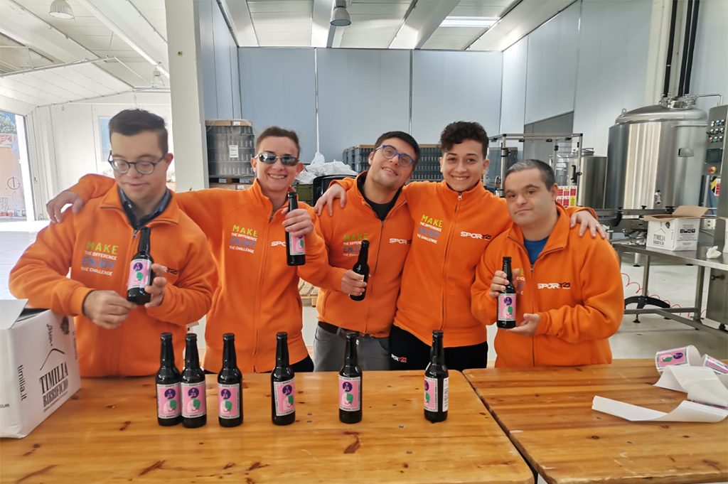 I mastri birrai che hanno realizzato la TRI21, birra solidale