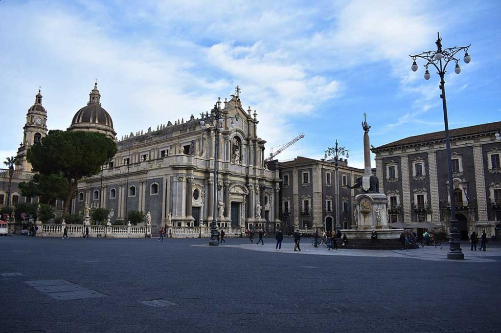 1024px Piazza Duomo Catania 2020