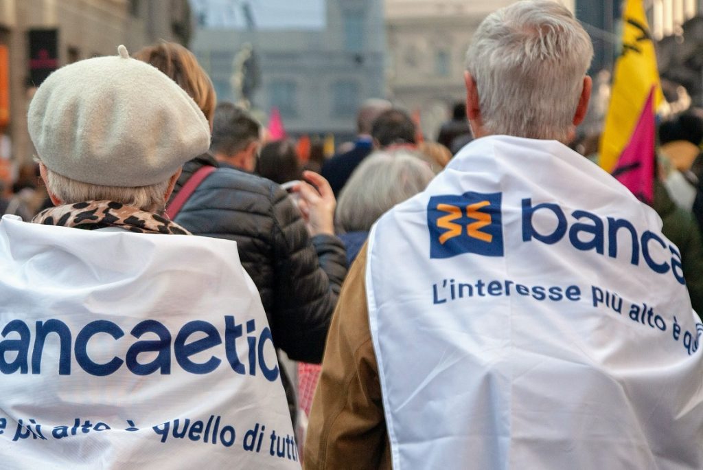 persone socie e clienti di Banca Etica in manifestazione a Milano contro le mafie © foto di Fabrizio Padovani Banca etica