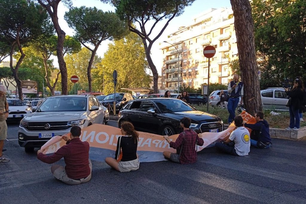 2. 5 ATTIVIST BLOCCANO LA STRADA