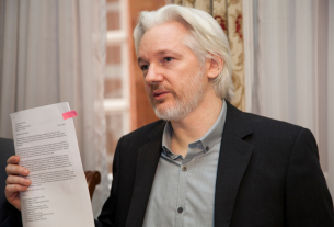 Napoli conferisce la cittadinanza onoraria a Julian Assange: una vittoria per la libertà di stampa