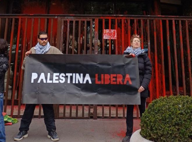 Palestina Libera colora di rosso la sede di Leonardo
