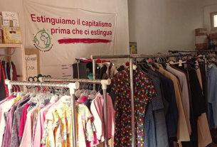 Contro fast fashion e sfruttamento, a Cagliari un guardaroba gratuito, aperto e popolare