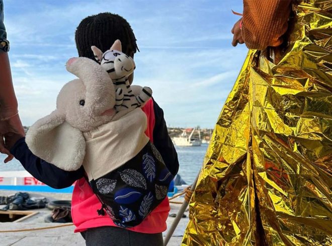 No border books, un kit di benvenuto per i piccoli migranti che approdano a Lampedusa