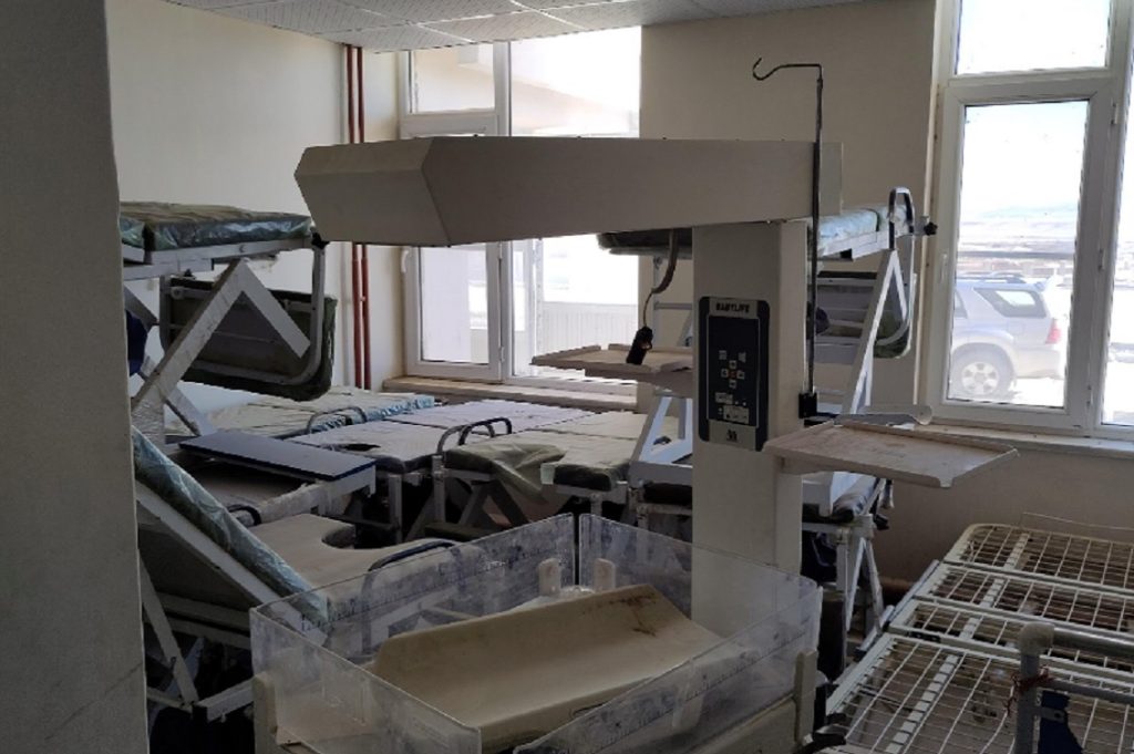 Fra i resti di un ospedale bombardato, fra macerie e culle insanguinate
