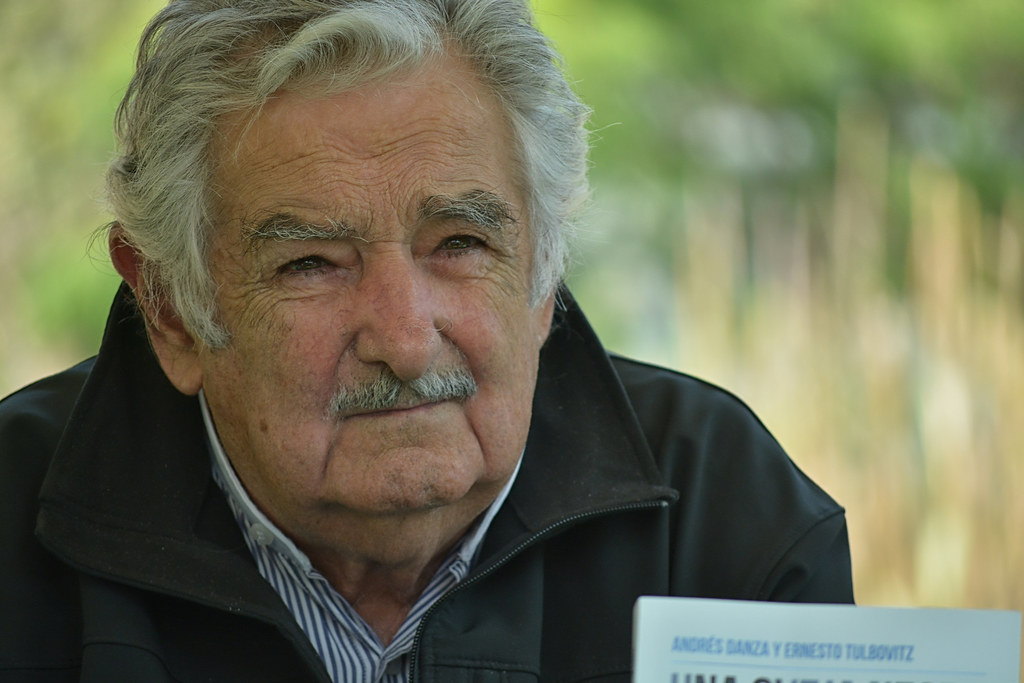Pepe Mujica in primo piano durante un incontro pubblico
