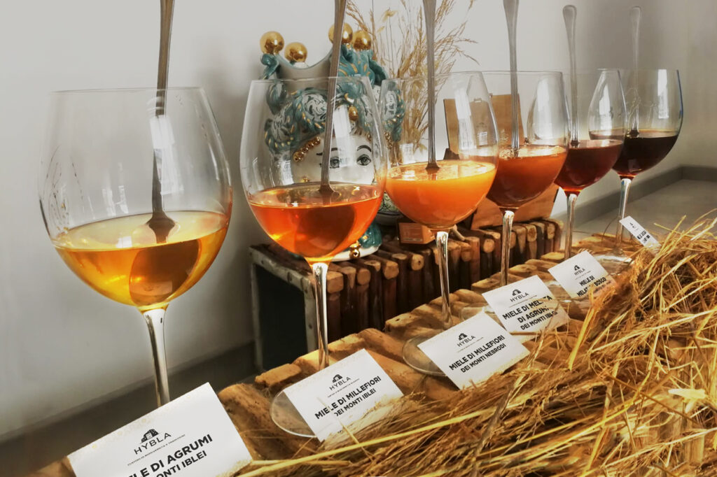 Degustazione di mieli artigianali durante le visite alle aziende apistiche in Sicilia con Mielerie Aperte 2025