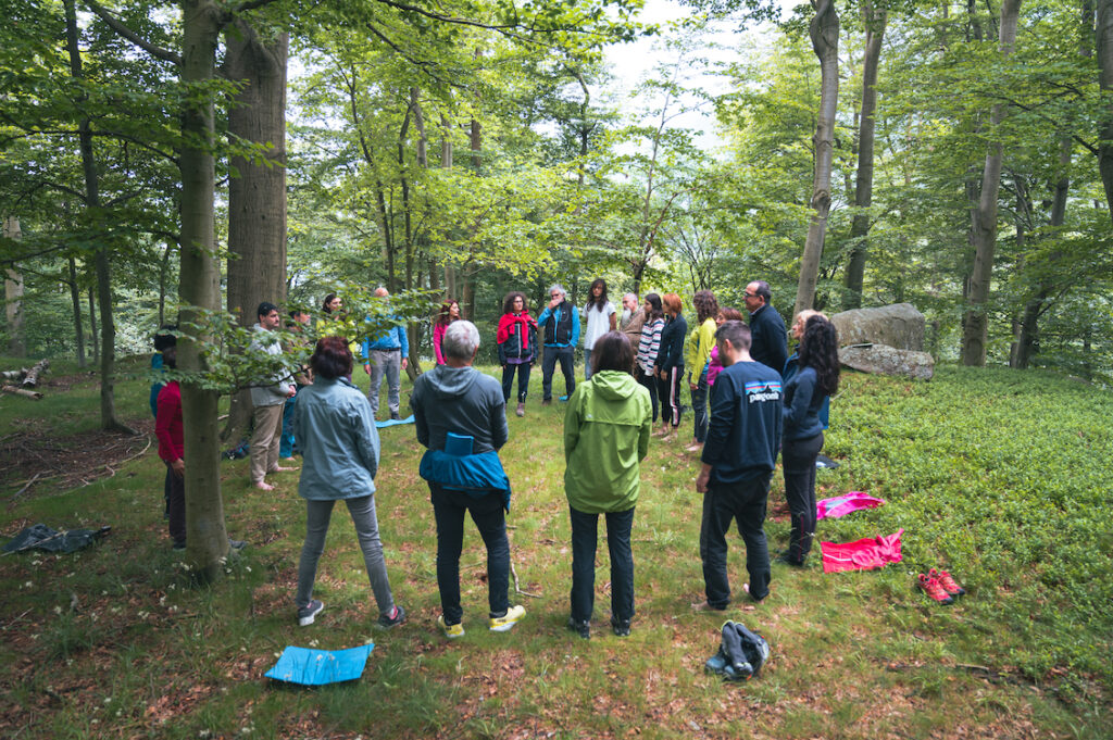 Momento di ascolto condiviso tra gli alberi al festival in natura a Biella Richiamo del Bosco 2024, nella Valle Cervo