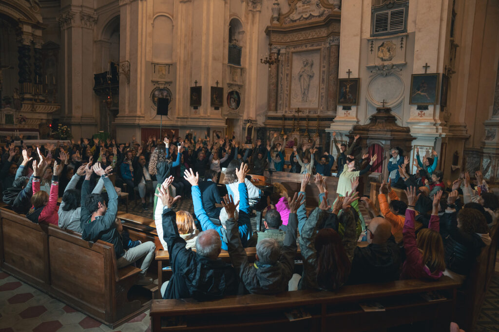 Attività collettiva all’interno del Santuario di San Giovanni d’Andorno durante il festival in natura a Biella Richiamo del Bosco 2024