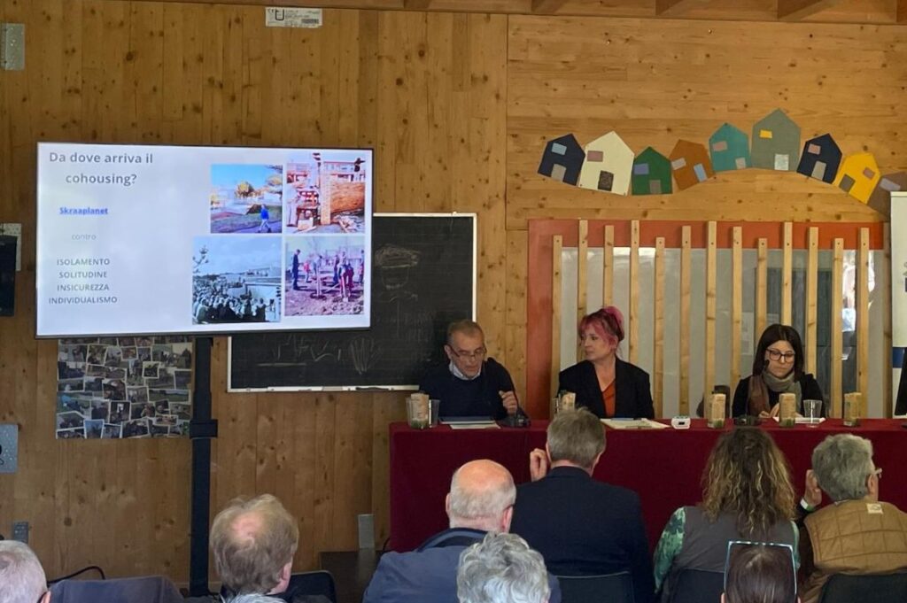Intervento durante il convegno sull’abitare collaborativo al cohousing Le Case Franche, con la proiezione della presentazione "Da dove arriva il cohousing?"