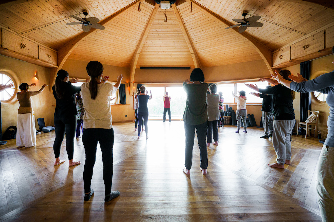 Partecipanti al Ritiro nel Silenzio ad Autosufficienza durante una sessione guidata.