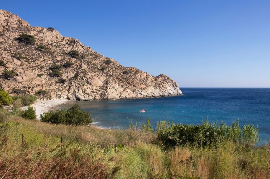 Costa rocciosa e mare cristallino di Ikaria, una delle Blue Zone del mondo situata in Grecia