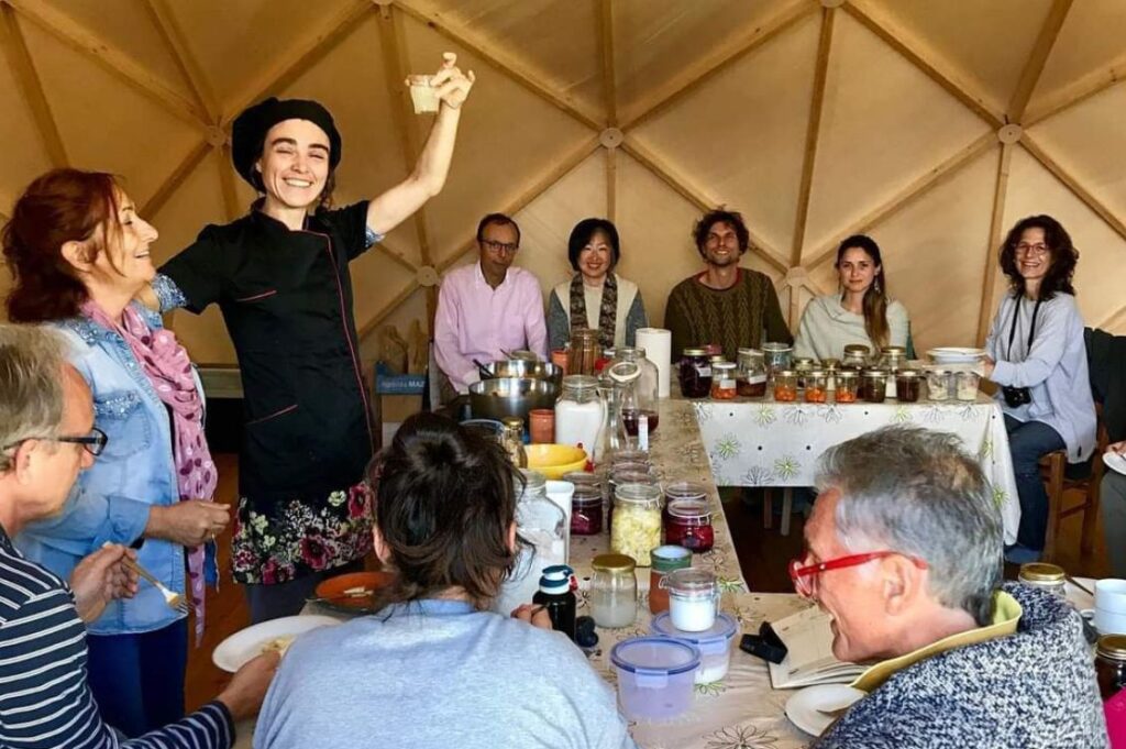 Annalisa Malerba guida un laboratorio di cucina naturale con i partecipanti al corso sulle erbe spontanee ad Autosufficienza, ottobre 2025.