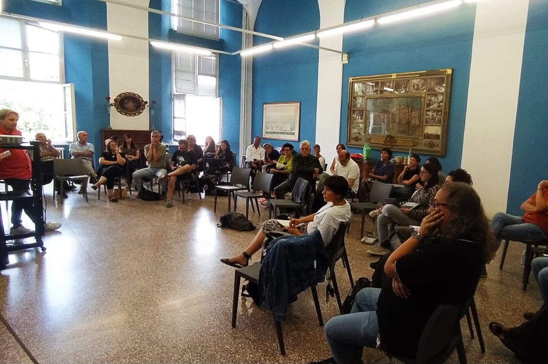 Persone riunite all’ex IRV di Torino durante l’incontro costitutivo del Comitato Locale della Biennale della Prossimità 2026