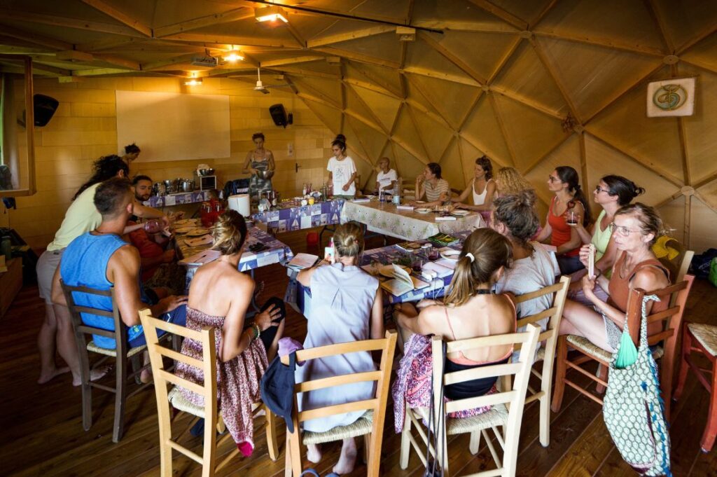 Partecipanti al corso di ottobre 2025 ad Autosufficienza seguono un laboratorio pratico di cucina con le erbe spontanee guidato da Annalisa Malerba.