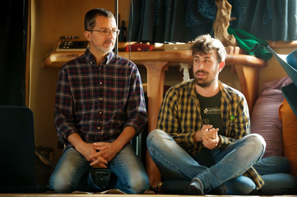 Sulla destra Tommaso Carmenati, responsabile area eventi di Autosufficienza, insieme a Massimo Forcellini durante un momento di dialogo nel Capodanno detox ad Autosufficienza.