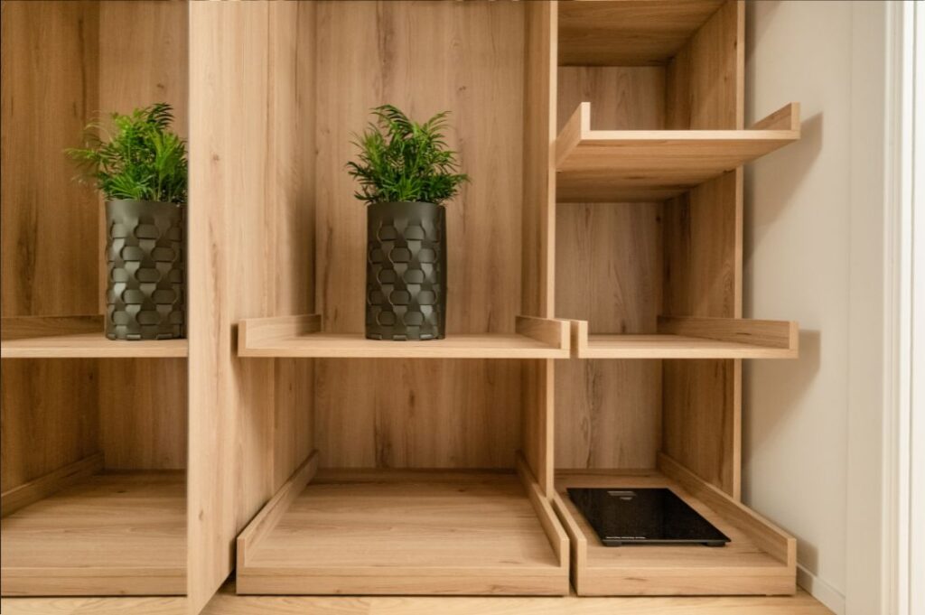 Mobile per interni realizzato con pannelli in legno post-consumo, esempio di arredo modulare da filiera circolare