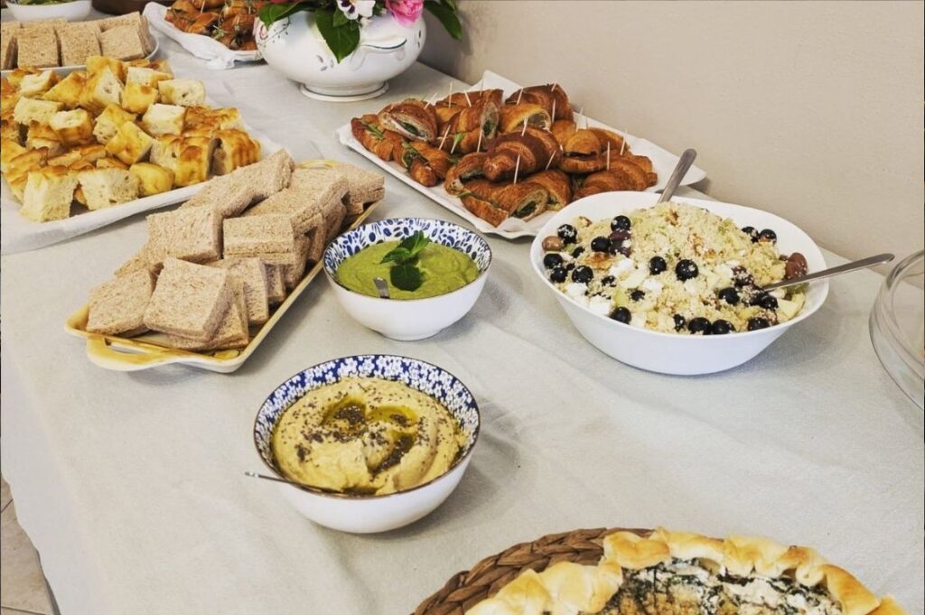 Buffet di cucina vegetale preparato da Cortile Vanillu per un evento a Giaveno, in Val Sangone