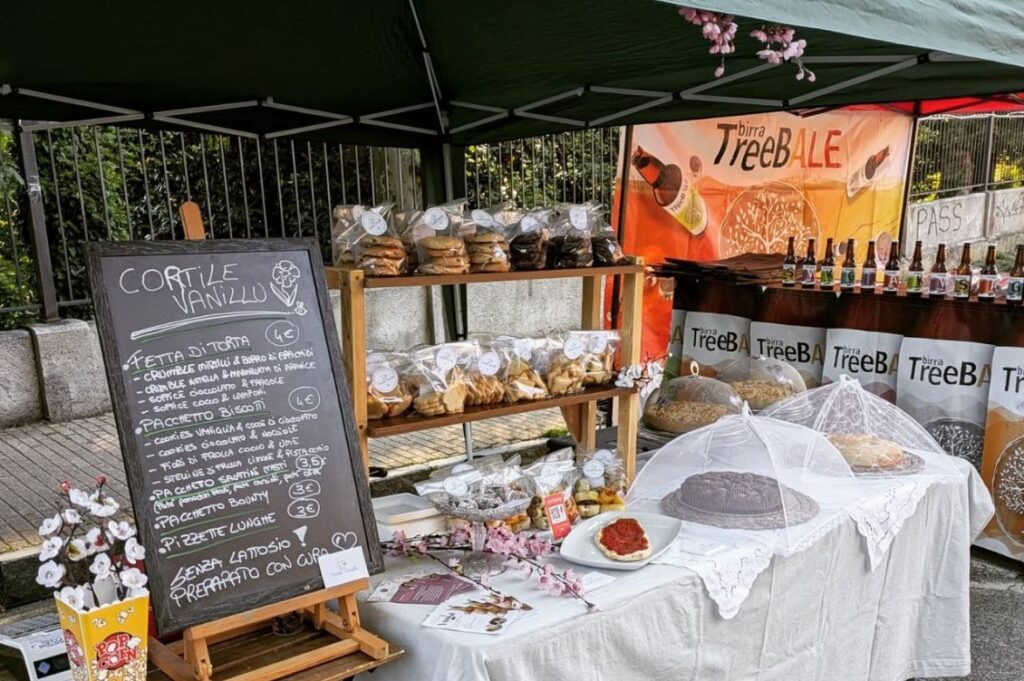 Banco di Cortile Vanillu a un mercatino con proposte di cucina vegetale a Giaveno, in Val Sangone