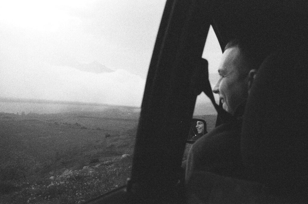 Ritratto artistico in bianco e nero di Gabriele Scapola, autore del libro fotografico La fatica non fa rumore, scattato dall’interno di un’auto