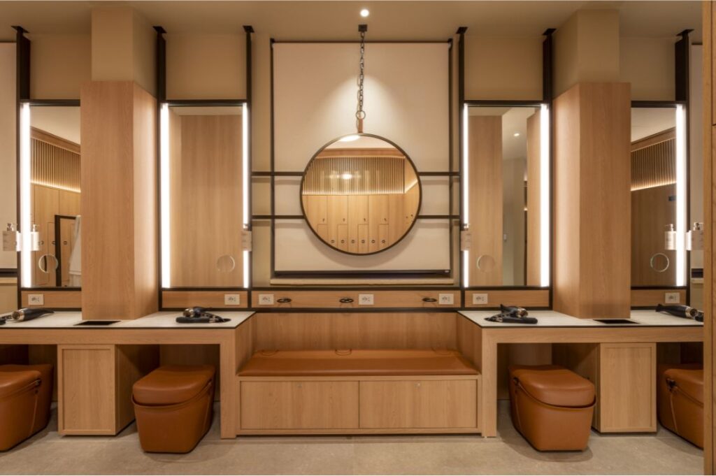 Arredo per spazi interni realizzato con pannelli in legno post-consumo, esempio di filiera circolare nel settore del mobile