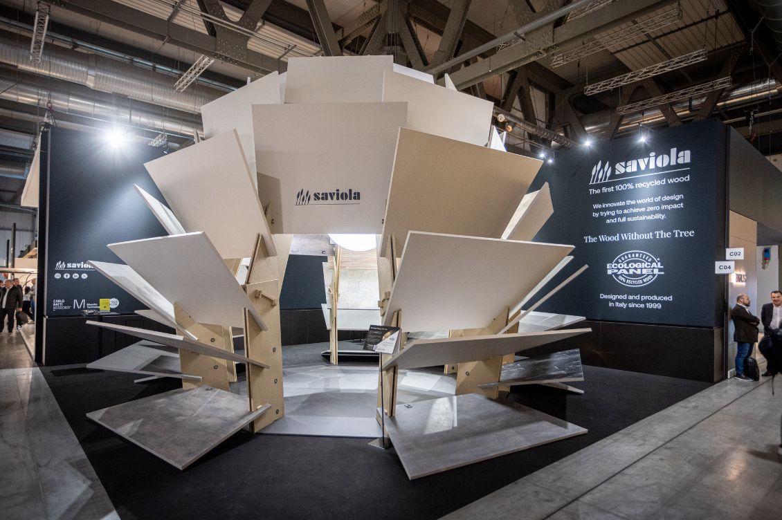 Installazione che rappresenta la filiera del legno post-consumo e la trasformazione del materiale in pannelli per l’arredo