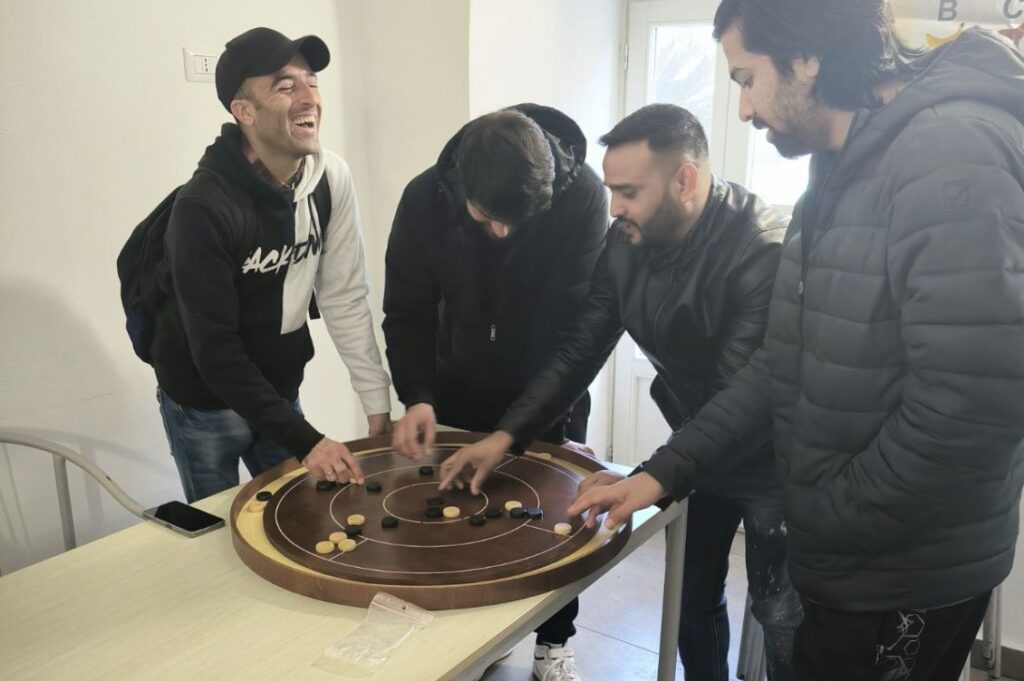 Partita di Carrom durante una tappa del Ludobus nella provincia di Imperia, all’interno del progetto Impatto Inclusivo.