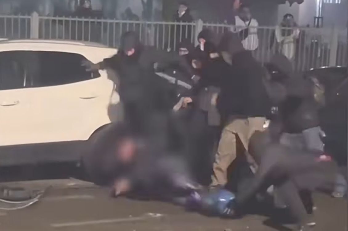 video poliziotto picchiato torino