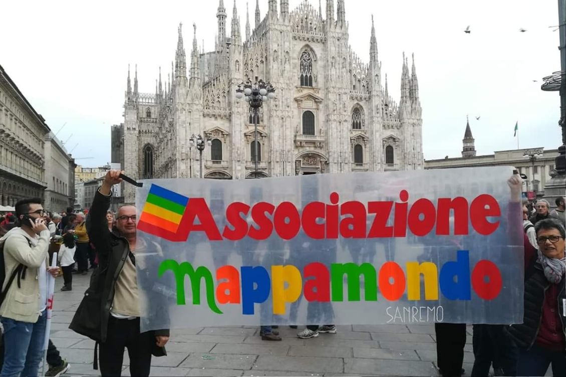 Manifestazione dell’associazione Mappamondo di Sanremo in piazza Duomo a Milano