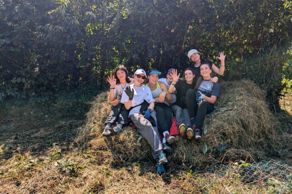 Ragazzi e ragazze durante un’attività nei campi estivi di Liberi Sogni all’aperto
