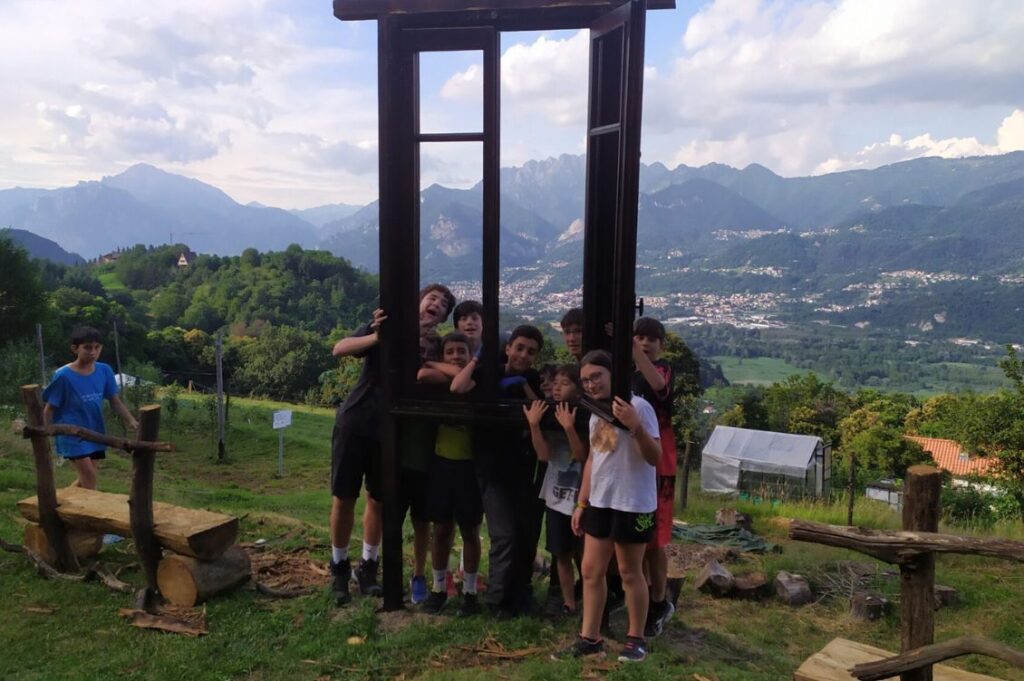 Ragazzi e ragazze ai campi estivi di Liberi Sogni a Cascina Rapello con vista sul Monte di Brianza