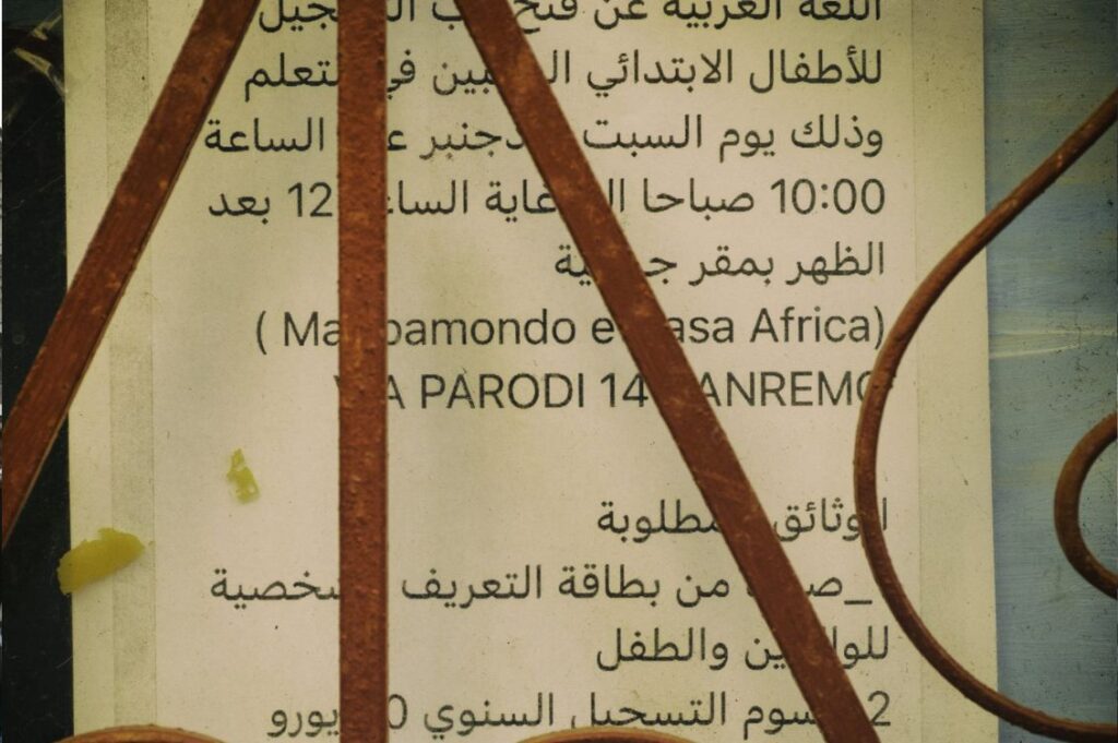 Cartello in lingua araba nella sede di Mappamondo a Sanremo