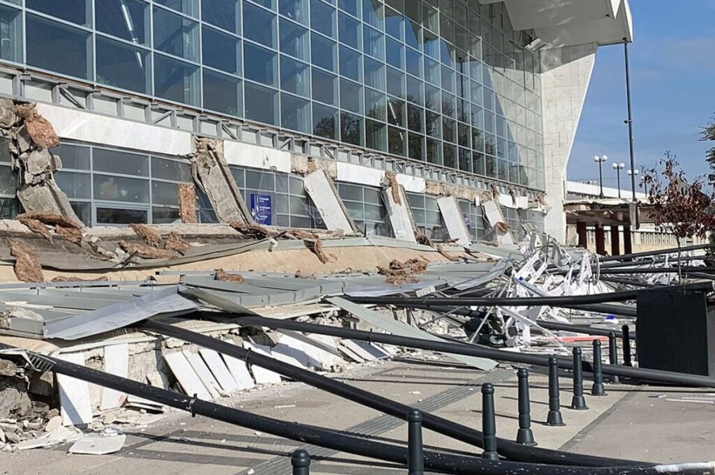 crollo pensilina Novi Sad