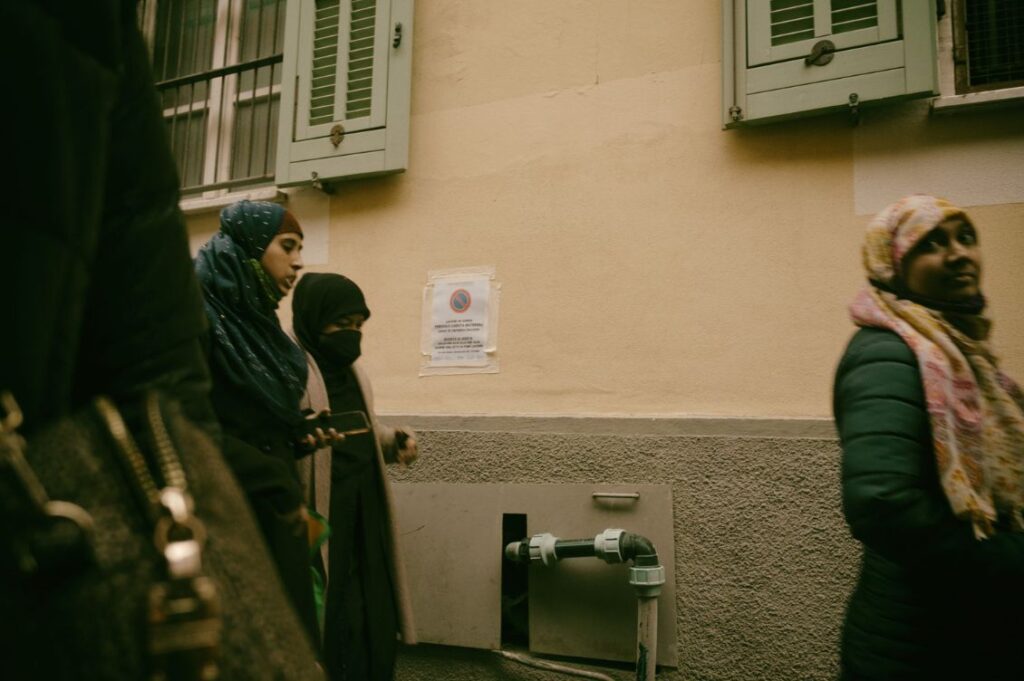 Donne all’ingresso della scuola di italiano per stranieri di Mappamondo a Sanremo