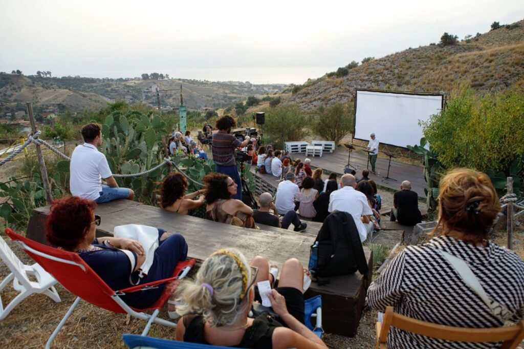 Mana Chuma Teatro durante lo spettacolo A calata du suli all’aperto a Reggio Calabria