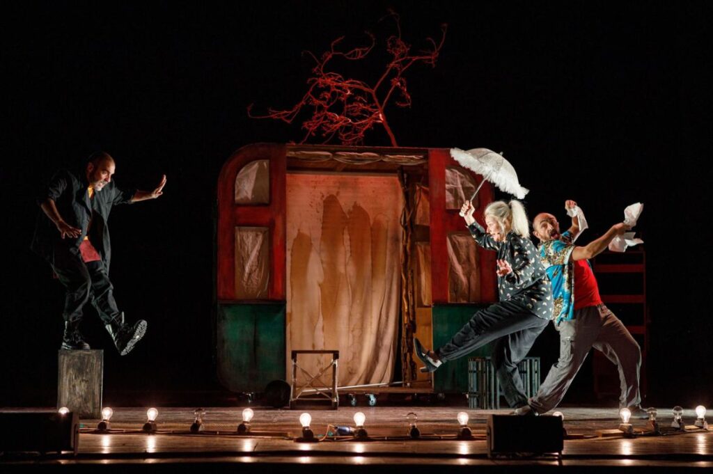 Scena dello spettacolo “Searching for Hamlet” di Mana Chuma Teatro