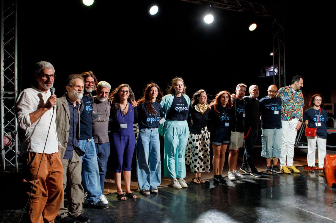 Il gruppo di Mana Chuma Teatro sul palco durante EPIC a Reggio Calabria
