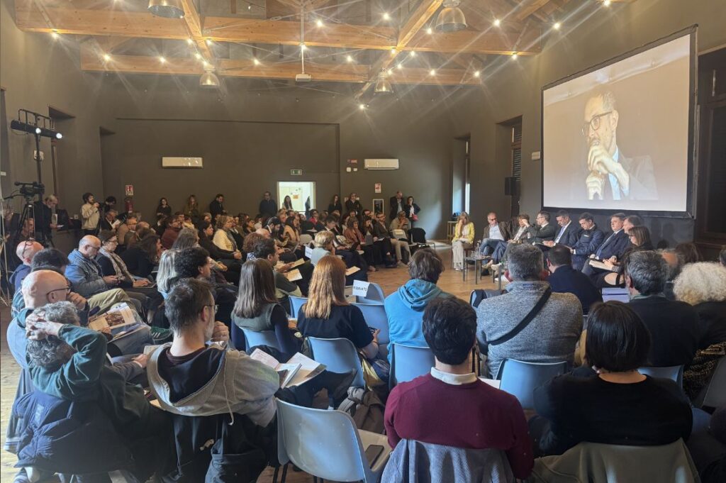 Sala piena durante il convegno Metropoli Agricole a Milano