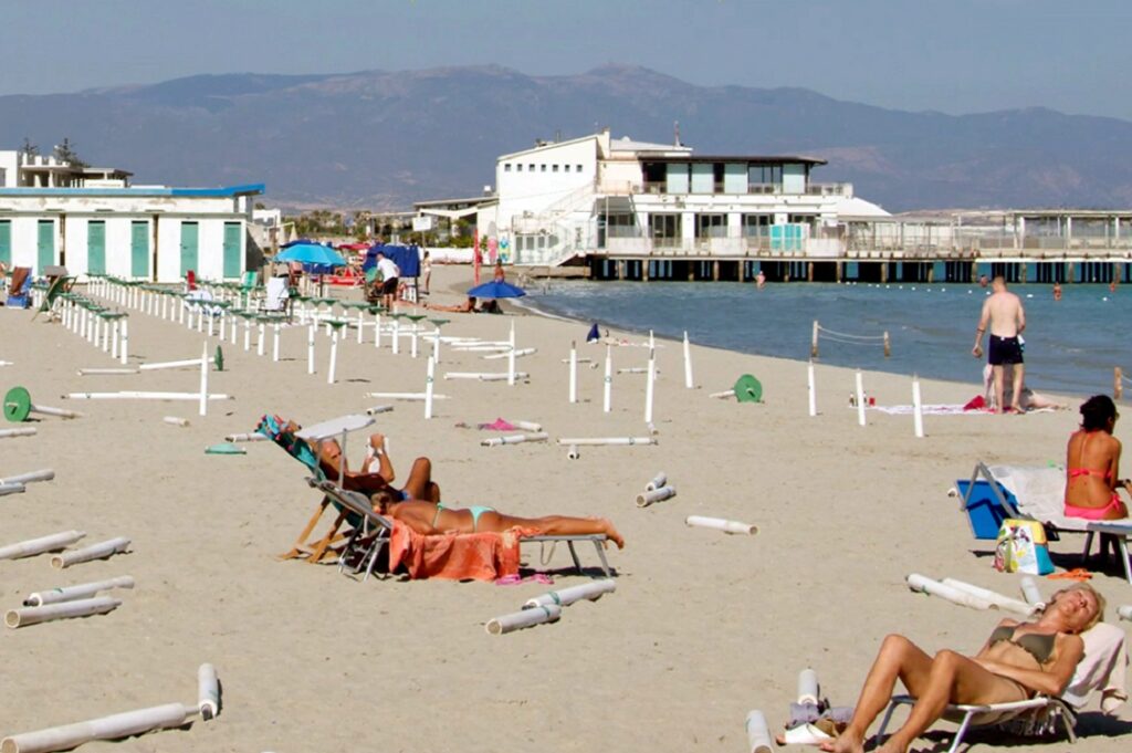 Cosa rimane quando il mare si muove? Gaetano Crivaro racconta la Sardegna di "quando i turisti vanno via"