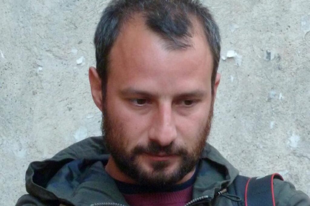 Cosa rimane quando il mare si muove? Gaetano Crivaro racconta la Sardegna di "quando i turisti vanno via"