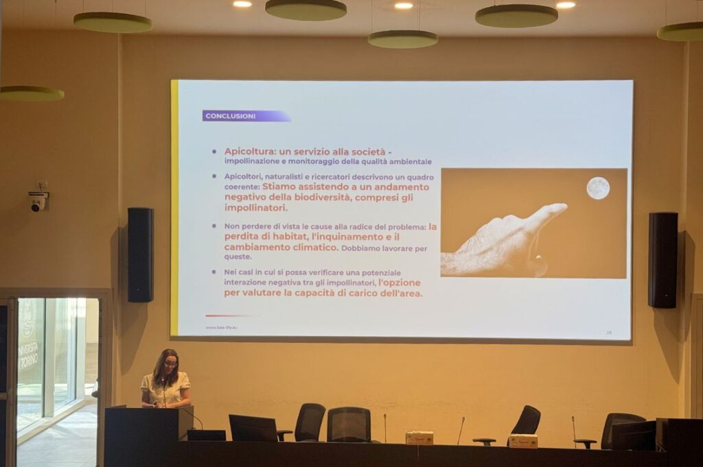 Noa Simon-Delso di BeeLife durante il convegno su impollinatori e biodiversità all’Università di Torino